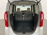 簡単に収納できる後部座席!大空間が出現します!シートアレンジが多彩な点も特徴です!レジャー用品も積み込めます!