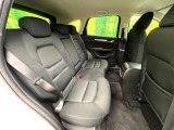 後部座席も気になるようなキズ・汚れやへたり等、大きなダメージはなく、良好な状態です。