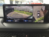 マルチビューカメラが周囲をしっかり映してくれるから、駐車が苦手でも安心。見えにくい場所もひと目でわかり、落ち着いて操作できます。