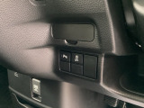 パーキングセンサーと横滑り抑制機能のスイッチです。駐車時の障害物検知や滑りやすい路面での車両安定性を高め、安全運転をサポートします。