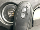 【キーレススタートシステム】カバンやポケットに入れたままでもドアの施錠・解錠が可能なスマートキーを装備。エンジンのオン・オフ時もカギを取り出す必要が無いからとっても便利です♪
