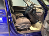 フィット感のあるシート。身体をしっかりと支えてくれるので、長時間の運転も快適にサポートしてくれます。