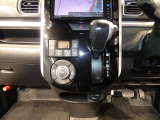 【操作しやすいシフト】インパネシフトで足元も広々としています。手の届きやすい位置にスイッチ類が配置され、運転に集中できる環境です。心地よい操作感で、日々のドライブがより楽しくなります。