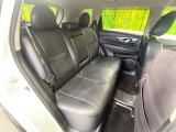 後部座席も気になるようなキズ・汚れやへたり等、大きなダメージはなく、良好な状態です。