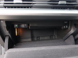 助手席グローブボックスにはETCスロットがございます。ナビと連動し、ゲート通過時に画面にて料金をお知らせいたします。