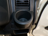 運転席の届きやすいところにドリンクホルダーがついています。視線をそらすことなく手に取れるので運転に集中できて安心ですね。