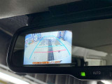 バックモニターで、後方を確認しながら安心して駐車することができます。※カメラが映し出す範囲は限られています。必ず車両周辺の安全を直接確認してください。