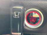 【Hondaスマートキー】カバンやポケットに入れたままでもドアの施錠・解錠が可能なスマートキーを装備。エンジンのオン・オフ時もカギを取り出す必要が無いからとっても便利です♪