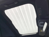 【ガラスルーフ】ガラスルーフ搭載で車内の解放感が一気にアップ!開放的なドライブをお楽しみいただけます。