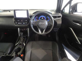 革巻きステアリングで快適な操作性の運転席です。