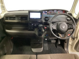 車内は光触媒抗菌消臭施工済です。スタイリッシュなデザインで暖かみのあるインパネ周りを演出します。グローブボックスやカップホルダーのほかにトレーなどたくさんの収納スペースが装備されています。
