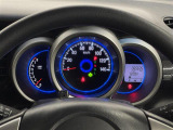 【メーターまわり】ドライバーから見やすい位置にあって安全運転に寄与します。メーターも見やすくてシンプルなデザインになっております。