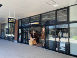 ウエインズトヨタ神奈川 U-BASEプレミアム平塚です。店内のカフェからつながる屋外展示場には、選りすぐりのレクサスをはじめプレミアムなU-Carを展示しております。