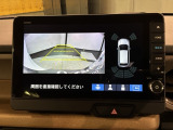 リバースギアに入れるだけで後方の表示へ切り替わります。夜間や雨の日の駐車も楽になりますよ。