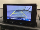 リバースギアに入れるだけで後方の表示へ切り替わります。夜間や雨の日の駐車も楽になりますよ。