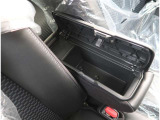 運転席と助手席の間には小物入れが付いてます