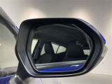 ブラインドスポットモニター(BSM)を装備しています。隣を走る車両が死角に入るとミラー内LEDインジケーターが点灯。さらに、ウィンカーを出すとインジケーターが光って点滅して注意を促してくれます。