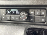 【オートエアコン】一度お好みの温度に設定すれば、車内の温度を検知し風量や温度を自動で調整。暑い&hellip;寒い&hellip;と何度もスイッチ操作をする必要はありません。快適な車内空間には必須の機能ですね♪