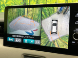 【マルチビューカメラシステム】専用のカメラにより、上から見下ろしたような視点で360度クルマの周囲を確認することができます☆死角部分も確認しやすく、狭い場所での切り返しや駐車もスムーズに行えます。