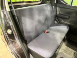 後部座席も気になるようなキズ・汚れやへたり等、大きなダメージはなく、良好な状態です。