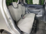 後部座席も気になるようなキズ・汚れやへたり等、大きなダメージはなく、良好な状態です。
