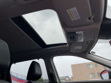 電動パノラミックガラスルーフを装備☆