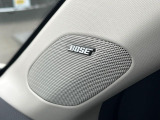 【BOSEサウンドシステム】メーカーオプションの高品位サウンドシステムを搭載。専用のチューニングが施された大小様々なスピーカーから良質なサウンドが奏でられ、臨場感あふれる音響空間を演出します。