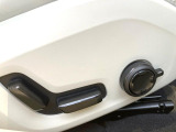 【メモリー機能付きパワーシート】ドライバーごとに設定したシート位置を記憶して、ボタン一つで切り替えできる便利な機能!運転する方が複数名いらっしゃるご家庭におすすめです。