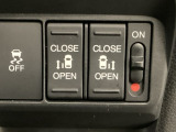 【両側パワースライドドア】両側がパワースライドドアになっており、運転席のスイッチやスマートキーでも開閉が可能です!開口部も広いので乗り降りも楽々♪
