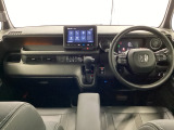 運転席と助手席の間はすっきり、移動も楽々です。さっと手が届く位置にATセレクトレバーやエアコンスイッチなどがあり操作性に優れています