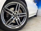 ●純正20インチアルミホイール:輸入車ならではの卓越した走りを支えるホイールと足回りです!日本車の走りに慣れている方にもぜひ体感して頂きたいほど、高いレベルでまとまっています!