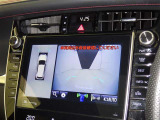 パノラミックビューモニターを装備。駐車場や交差点でクルマを真上から見るように周囲を確認できます。機能の詳細は販売店スタッフまでおたずねください。