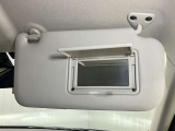 【運転席サンバイザー】鏡が付いているのでメイク直しなどにも便利★