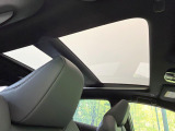 【調光パノラマルーフ】車内の解放感が一気に上がる大型パノラマルーフに調光機能がプラス!日差しが強い時、シェードを閉めなくてもガラスの透明度を調整することで心地よい明るさに♪