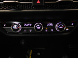 オートエアコンは左右席で独立温度コントロールが可能です。運転席はキンキンに冷やして助手席はマイルドにと言った設定が可能です。暑さ寒さでケンカすることもなくなりますね。