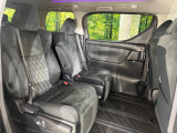 後部座席も気になるようなキズ・汚れやへたり等、大きなダメージはなく、良好な状態です。