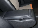 センターコンソール付きで小物入れたり肘置きになって運転が楽になりますね。