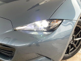 【LEDヘッドライト】悪天候や夜間走行時も良好な視界を確保し安心して運転できる高輝度LEDヘッドライトを装備!点灯速度が早く、消費電力も抑えられています。