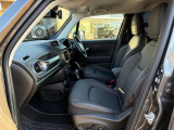 助手席も落ち着いて乗車いただけます。