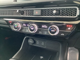 運転席・助手席、それぞれで温度調節が可能なオートエアコンです。シートヒーター付きなので、寒い日も快適です。