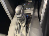 シフトレバーはフロアに配置されています。
