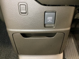 アクセサリーソケットはUSBのアダプターなどをつければ、スマホの充電にも使えます。周辺には物が置けるボックスがついています。