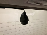 後方にもドライブレコーダーのカメラが付いています。前後両方でお車の周りを監視・記録いたします。