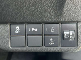 パーキングセンサーや横滑りを防ぐVSA等のスイッチ類は運転席の右側、手の届きやすい位置にあります。