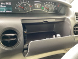 運転席にはアッパーボックスを備えており、小物の収納に便利です。