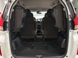 3列目シートを跳ね上げればラゲッジスペースを更に広く使えます。