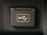 こちらのクルマはUSB接続コネクタも装備されています♪スマホの充電などにお使い下さい。ご旅行中での充電切れも、これなら心配いりませんね!