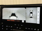 パノラミックビューモニターを装備。駐車場や交差点でクルマを真上から見るように周囲を確認できます。機能の詳細は販売店スタッフまでおたずねください。