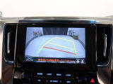 パノラミックビューモニター付きです。車両を上から見たような映像をディスプレイオーディオ画面に表示。運転席からの目視だけでは見にくい、車両周辺の状況をリアルタイムでしっかり確認できます。