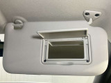 【運転席サンバイザー】鏡が付いているのでメイク直しなどにも便利★